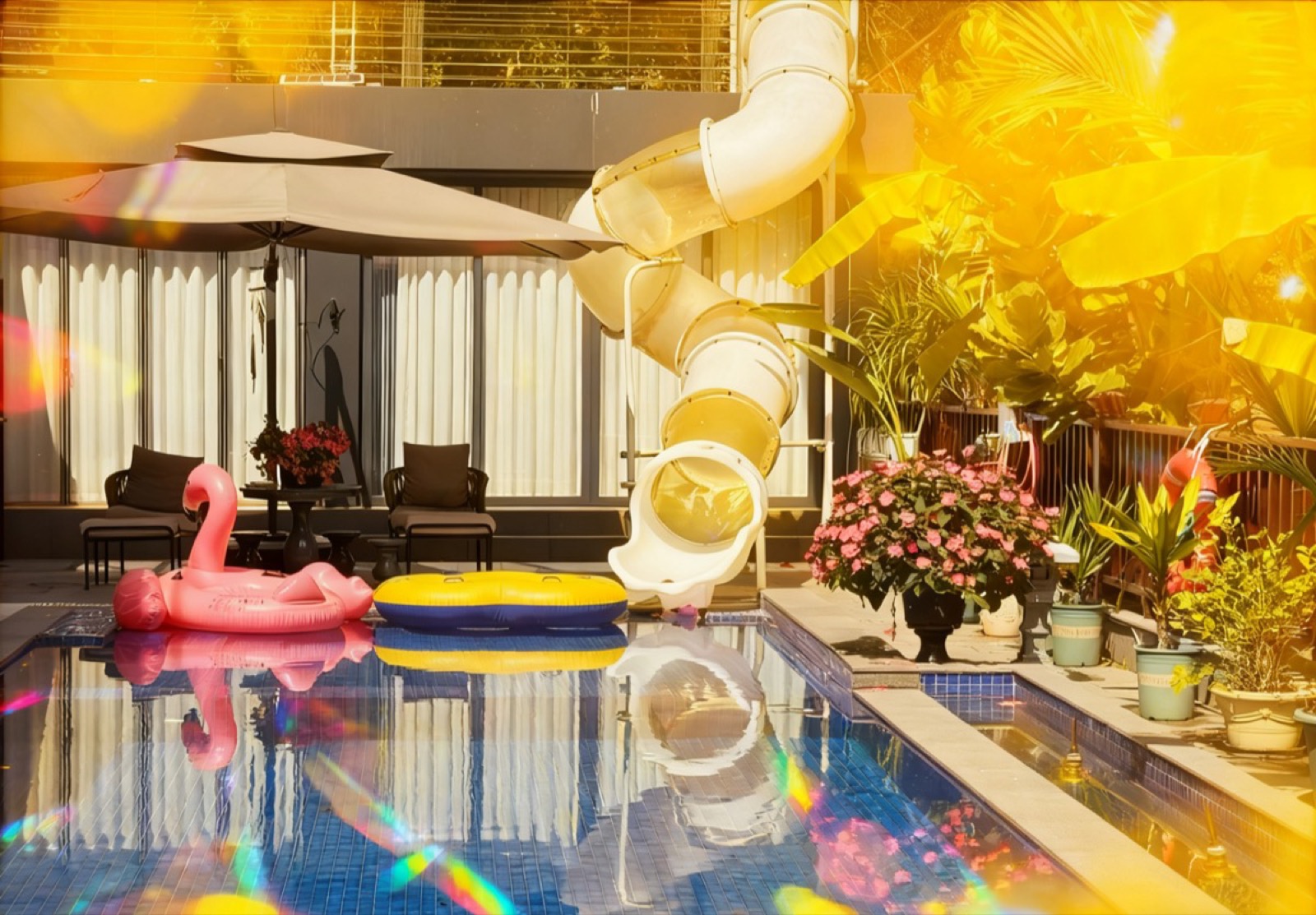 泳池白天